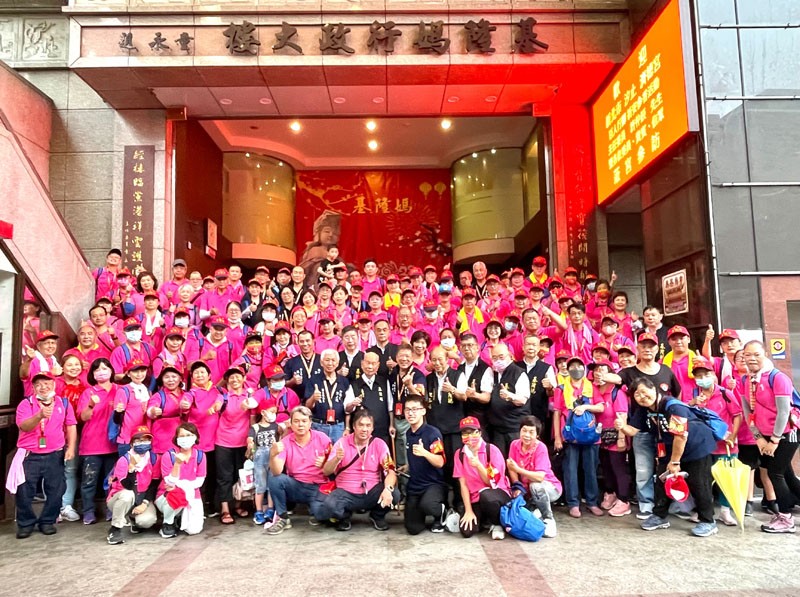 汐止濟德宮主委許仲辰率委員及信眾150人自汐止宮廟出發 徒步行腳至基隆慶安宮拜會